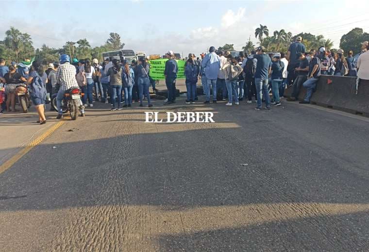 Extrabajadores del banco Fassil bloquean la carretera Santa Cruz - Cochabamba 