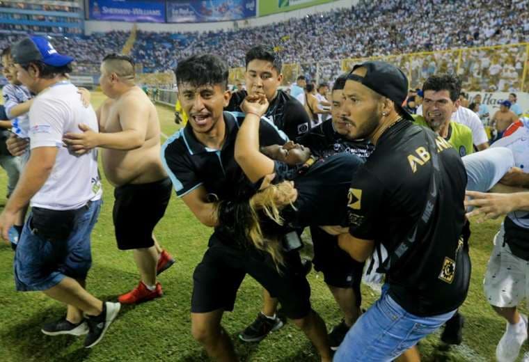 El Salvador da por finalizado el torneo Clausura de fútbol por estampida mortal