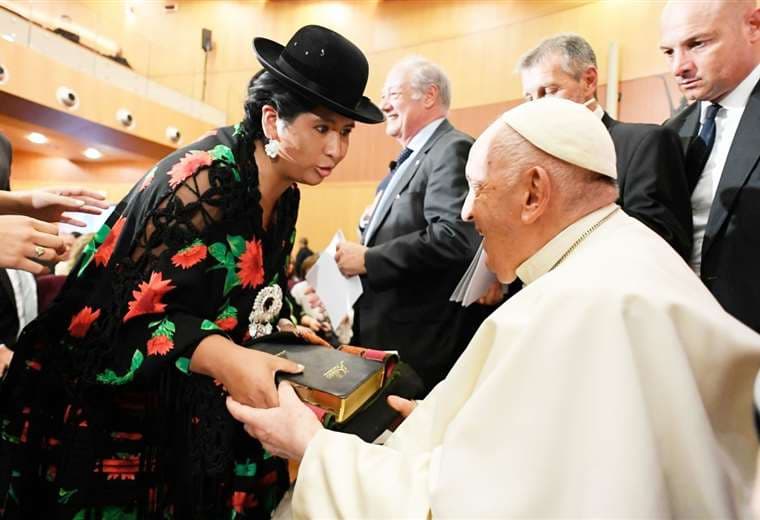 La alcaldesa de El Alto, Eva Copa, saludó al papa Francisco. Foto. Vatican Media 