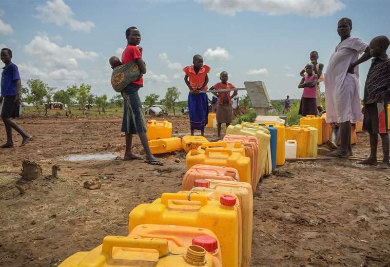 Los sudaneses sufren por falta de agua a causa de la guerra. Foto. Internet