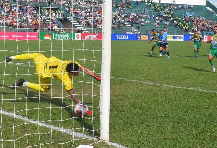 Zazpe marcó el primer gol de Libertad Gran Mamoré de penal. Foto: APG Noticias