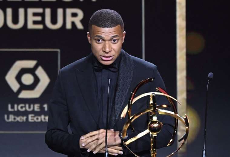 Mbappé recibió su premio en la capital de Francia. Foto: AFP