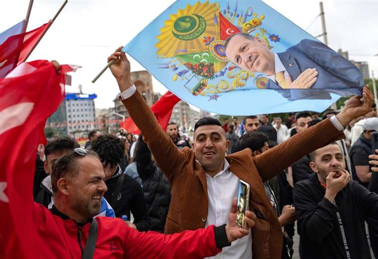 Partidarios de Recep Tayyip Erdogan, celebran el triunfo electoral. Fotos. AFP 
