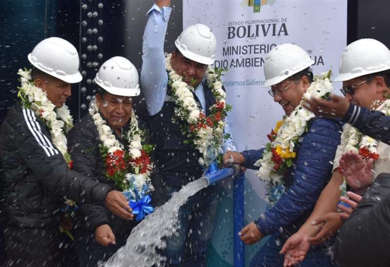 Autoridades de Estado en la entrega de Sistema de Agua Potable en Oruro