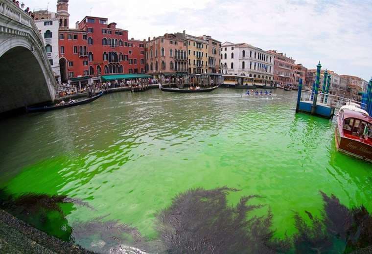 Venecia: el misterio sobre cómo se tornó verde fosforescente el agua en un tramo de los canales de la ciudad
