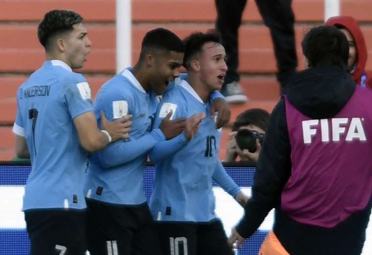 Los charrúas celebran el gol anotado por Facundo González. Foto: AFP