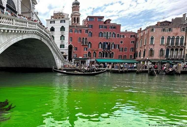 Resuelven el misterio detrás del agua tornado verde fosforescente en Venecia