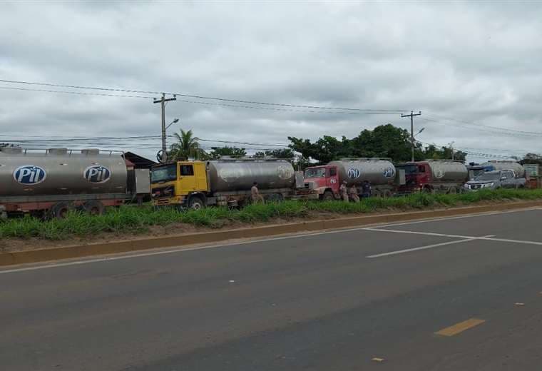 Camiones cisternas cargados con leche bloqueados por la protesta social en ruta al norte