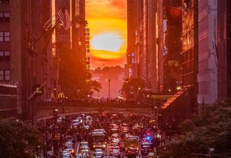 Las espectaculares imágenes del Manhattanhenge, el fenómeno solar que atrae a miles de personas a Nueva York