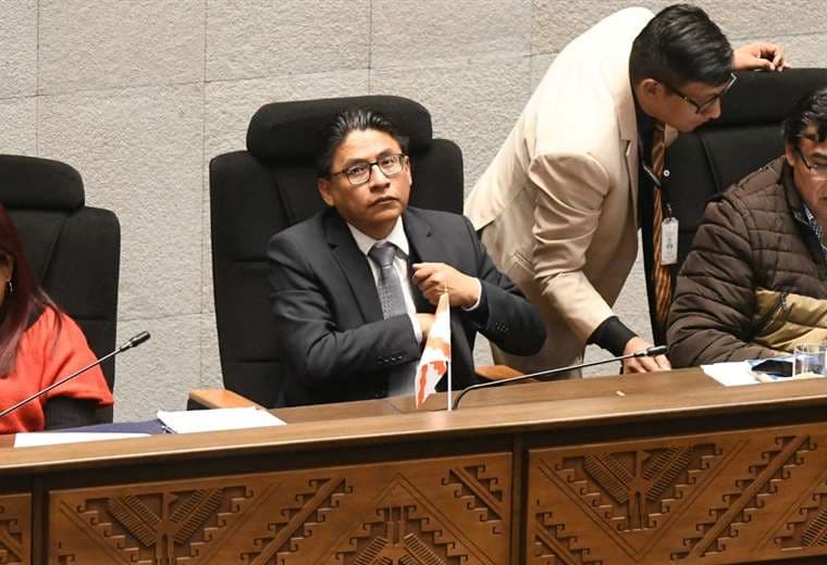 El ministro Iván Lima en la testera de la Asamblea