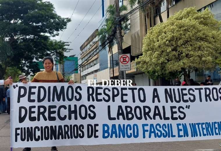 Trabajadores del banco Fassil bloquean el primer anillo en demanda del pago de sus salarios y de beneficios sociales