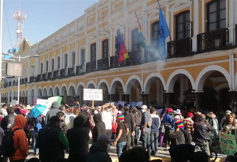 Cochabamba: Policía custodia el edificio del Concejo Municipal luego de que un grupo de personas tapiara el ingreso