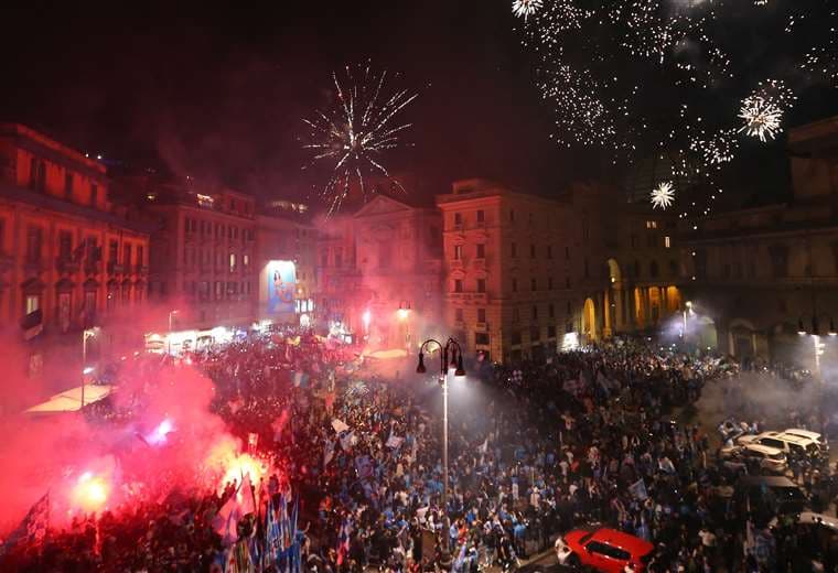 Nápoles despierta desbordante de felicidad tras noche inolvidable por el Scudetto