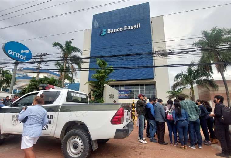 Intervención de oficinas del Banco Fassil. Foto: Fuad Landívar