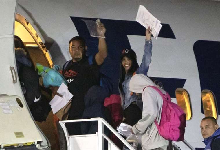 115 migrantes venezolanos regresaron a su país en un vuelo desde Chile en medio de la crisis migratoria en la frontera con Perú