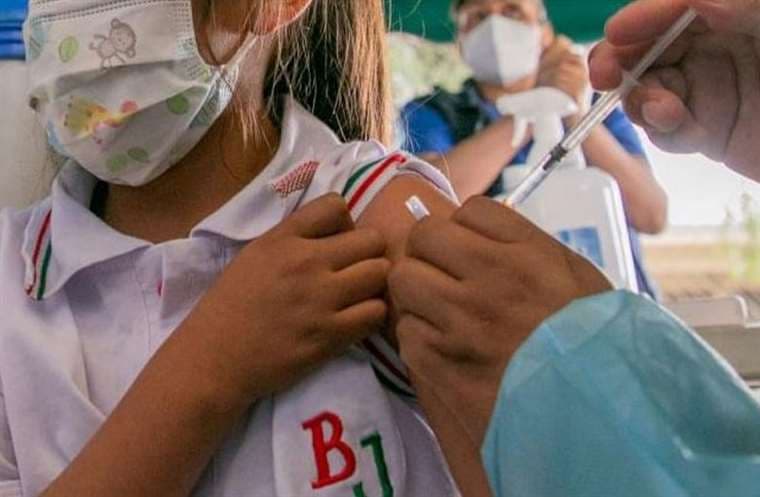 Vacunación a menores. Foto de archivo: @LuchoXBolivia.