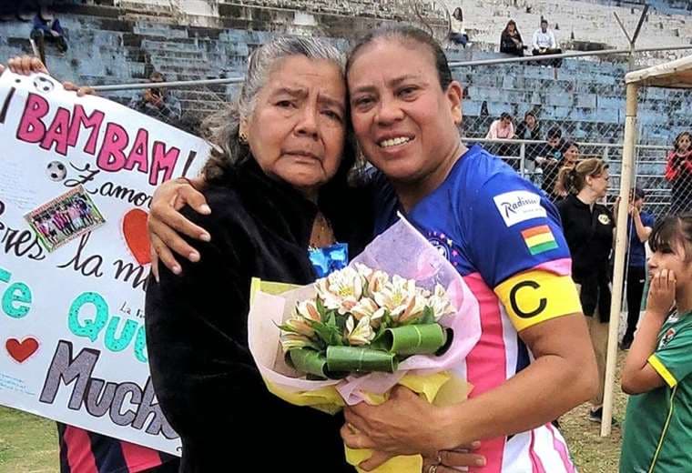 Maitte Zamorano junto a su madre Carmela Cardona. Foto: Fútbol Connect