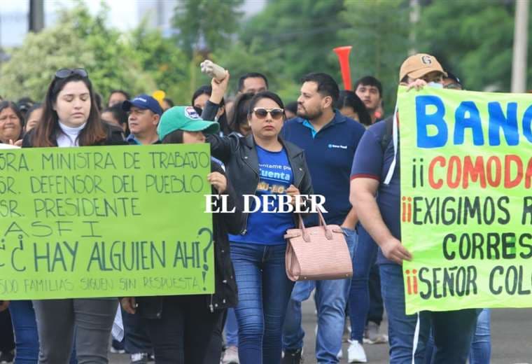 Trabajadores del banco Fassil marchan exigiendo el pago de sus salarios y beneficios sociales