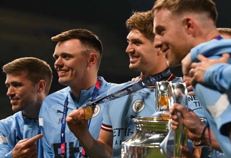 Medallas y trofeo para los jugadores del Manchester City. Foto: AFP