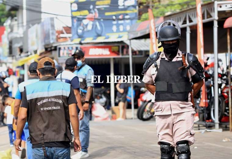 Funcionarios realizaron un operativo en talleres de motos / Foto: Ricardo Montero