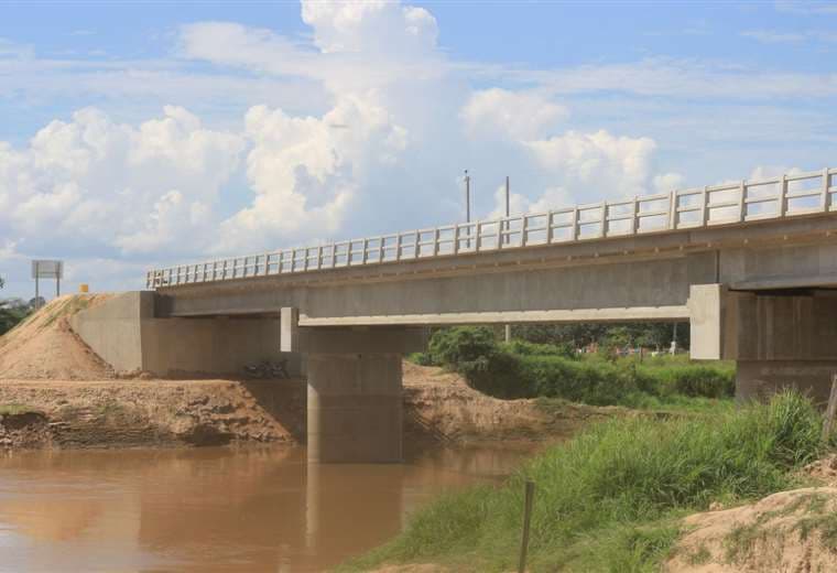 Gobernación de Beni entrega puente que une las provincias de Iténez y Cercado