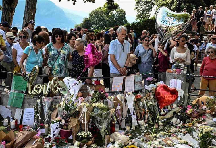 Homenaje en Annecy a los que intentaron detener al autor del ataque con cuchillo