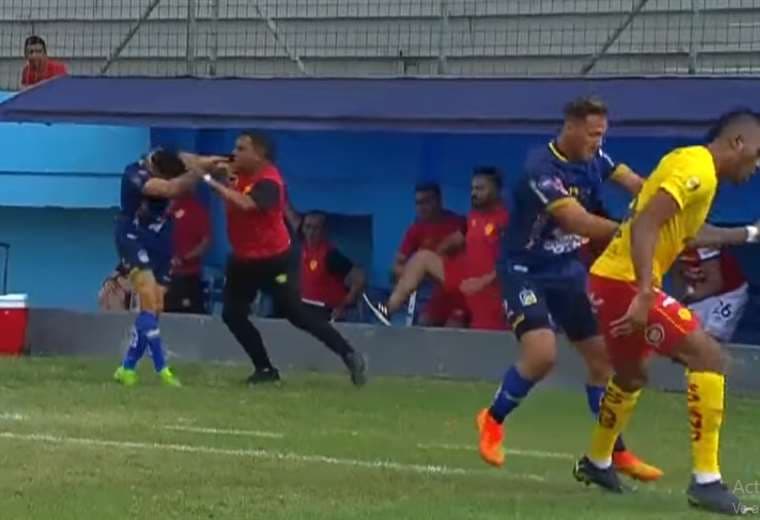 César Farías agredió a dos jugadores rivales en Ecuador (video)