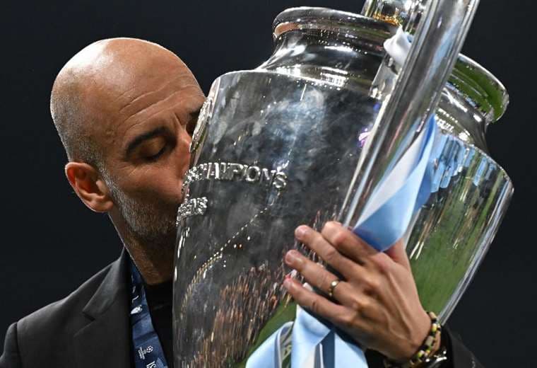 Pep Guardiola con la Champions League ganada por el City.