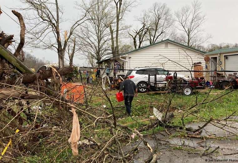 Un tornado arrasa localidad de Texas y mata a tres personas