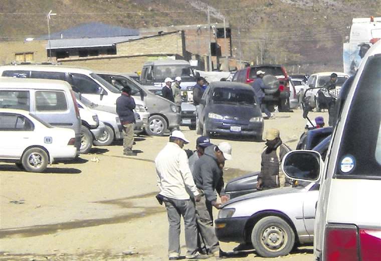Una feria en Challapata donde se comercializa autos 'chutos'