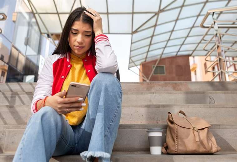 Por qué las chicas son más vulnerables a la ansiedad que provocan las redes sociales (y cómo los padres pueden ayudarlas)