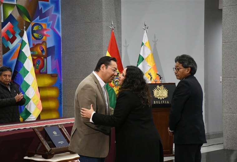 Luis Arce junto a sus nuevos ministros de Minería y Salud/ Foto: APG