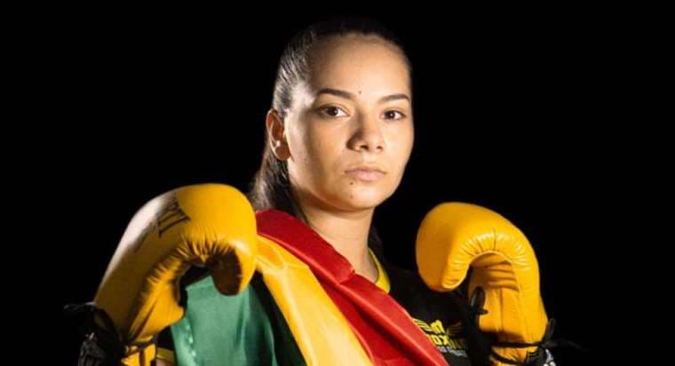 La boliviana Camila Campos viajó a Francia en busca del título mundial de boxeo