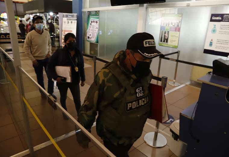Fiscales y efectivos antidrogas allanan aeropuerto de Cochabamba/Foto: APG