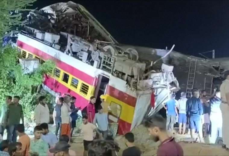 Más de 200 personas mueren en un choque de trenes en India