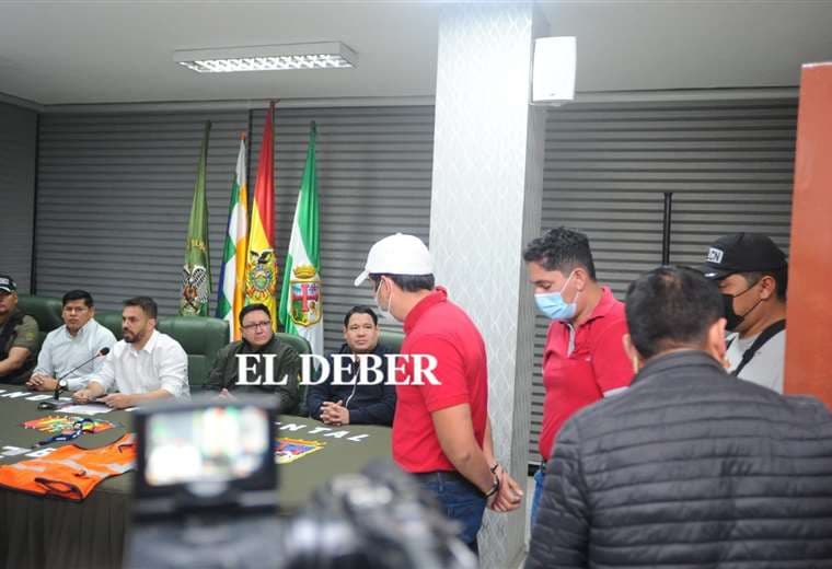 Los dos funcionarios fueron aprehendidos en Viru Viru. Foto: Ipa Bañez