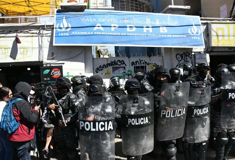Policía resguarda las oficinas de la Asamblea de Derechos Humanos de Bolivia