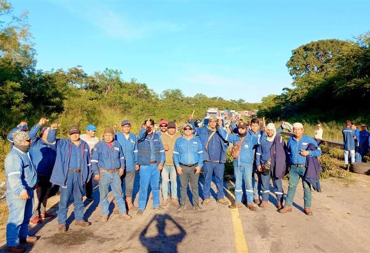 Trabajadores del Mutún bloquean la ruta Bioceánica exigiendo mejoras laborales 