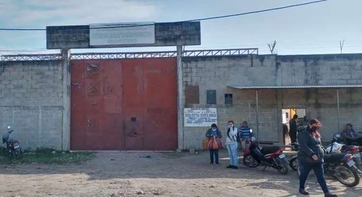 Investigan dos muertes en la cárcel de Montero y aíslan a cinco reos acusados