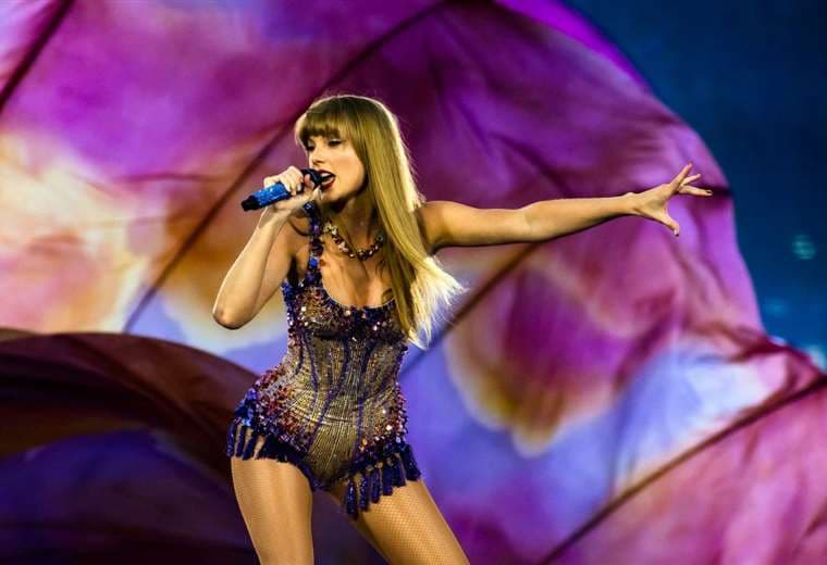 Taylor Swift se traga accidentalmente un insecto en pleno concierto 