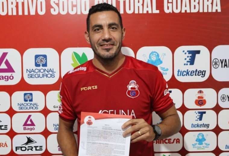 Vogliotti muestra el contrato que firmó con los azucareros. Foto: Prensa Guabirá