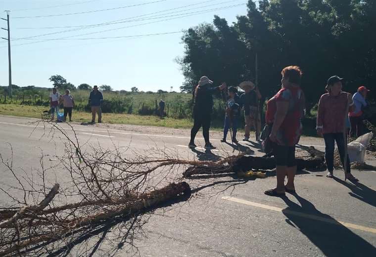 El bloqueo en la carretera a Camiri se instaló la mañana del martes