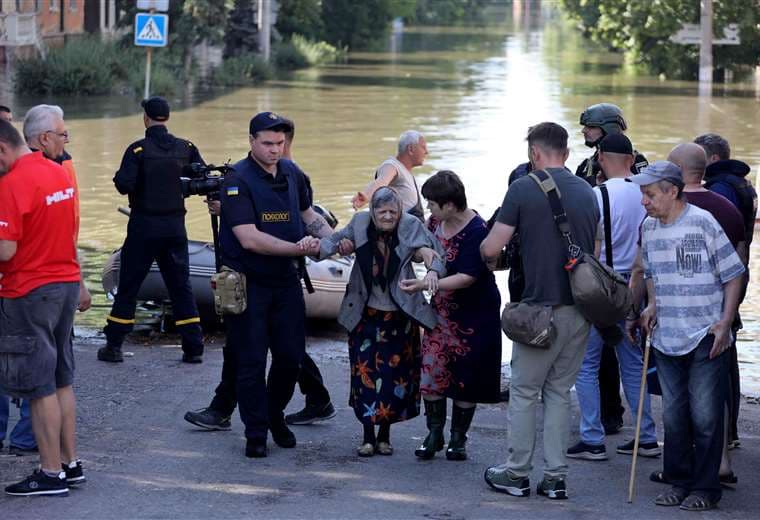 Más de 5.900 personas evacuadas de zonas inundadas junto a represa ucraniana de Kajovka