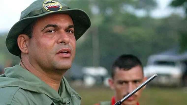 Colombia encuentra fosa común con presuntas víctimas de paramilitares cerca de Venezuela