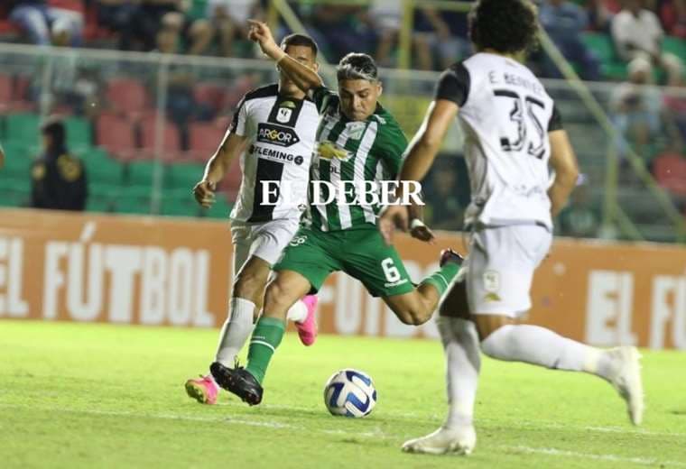 Daniel Rojas (6) marcó el gol del honor para Oriente Petrolero. Foto: Fuad Landívar