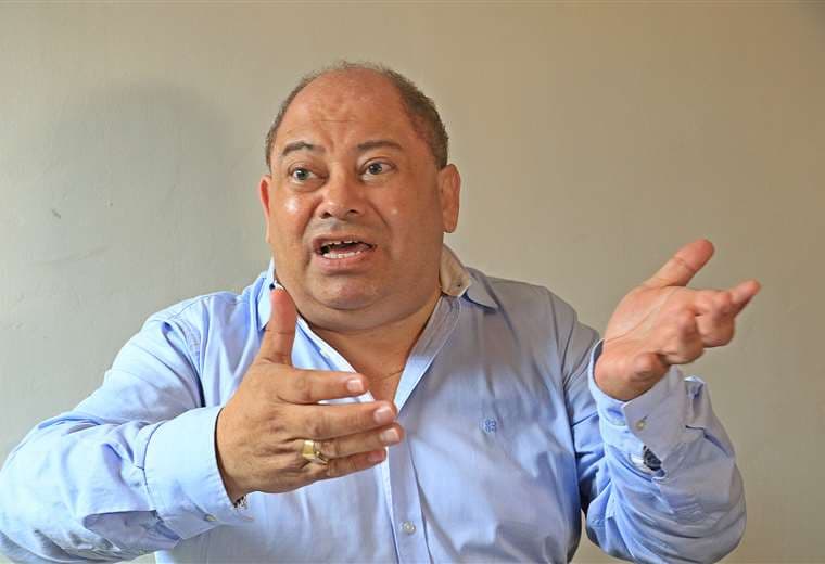 “Que el Ministro de Gobierno muestre al dueño del circo y no a los payasos”: la exigencia de Carlos Romero por el ‘narcovuelo’