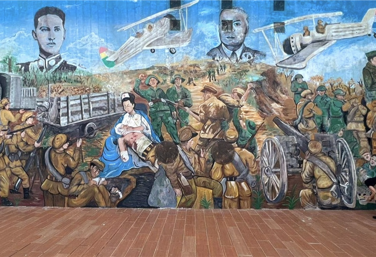 Estudiantes refacción un mural sobre la guerra del chaco
