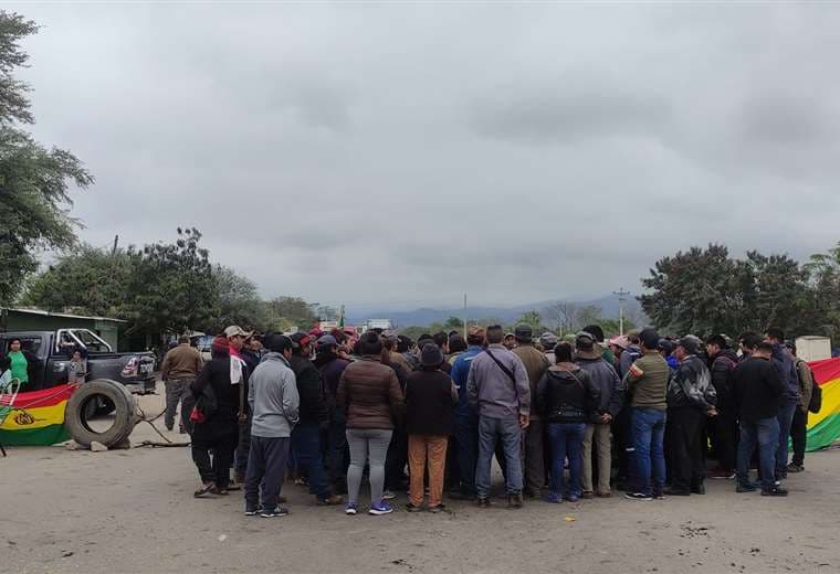 Campesinos bloquean ruta que conecta a Santa Cruz con Yacuiba en protesta por los precios del maíz