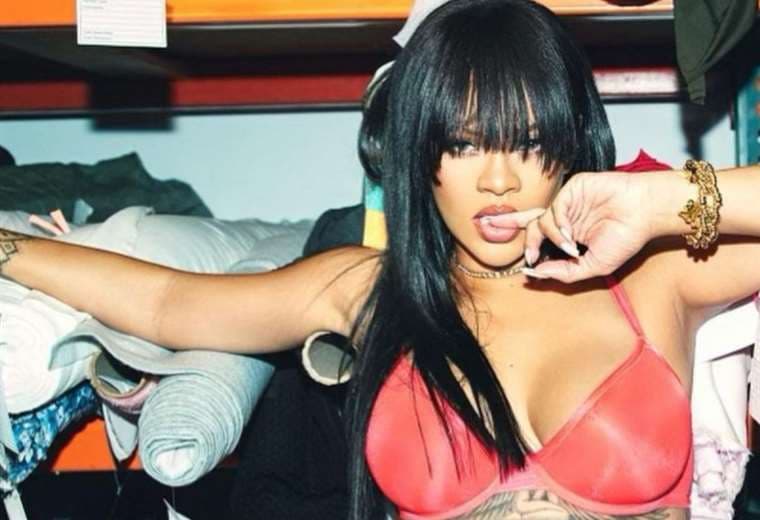 Rihanna presume su embarazo posando en diminuta lencería