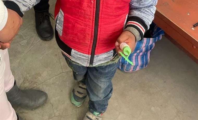 En Oruro rescatan con vida al niño de cinco años que fue secuestrado por el autor de la muerte de sus padres